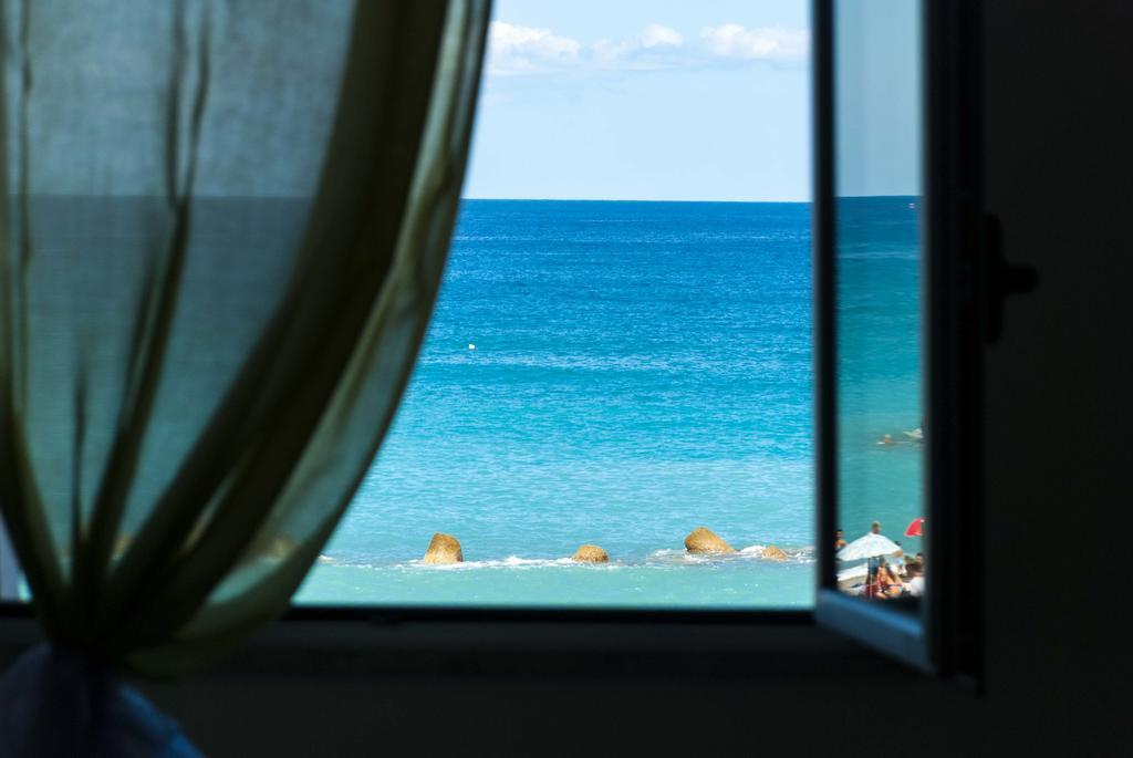 Capo dʼOrlando In Riva Al Mare B&B מראה חיצוני תמונה