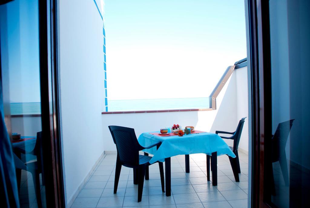 Capo dʼOrlando In Riva Al Mare B&B מראה חיצוני תמונה